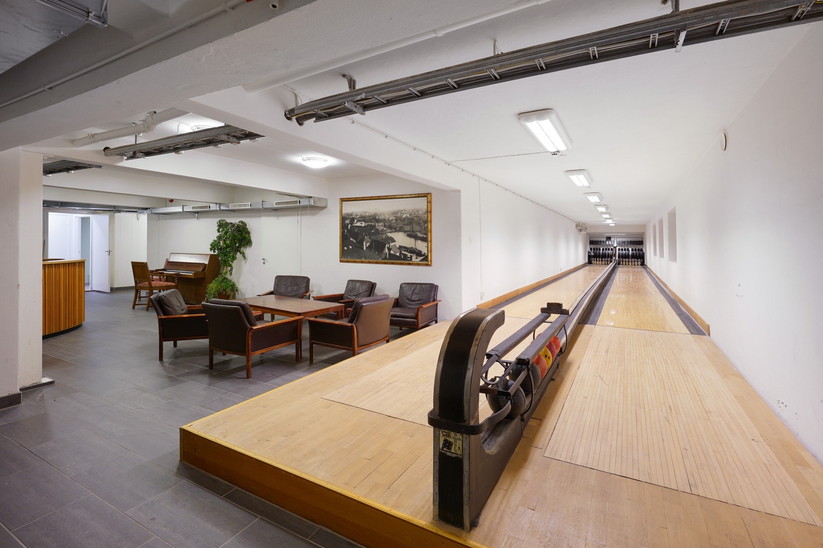 Fellesområde i underetasje med bowlingbande Galleribilde