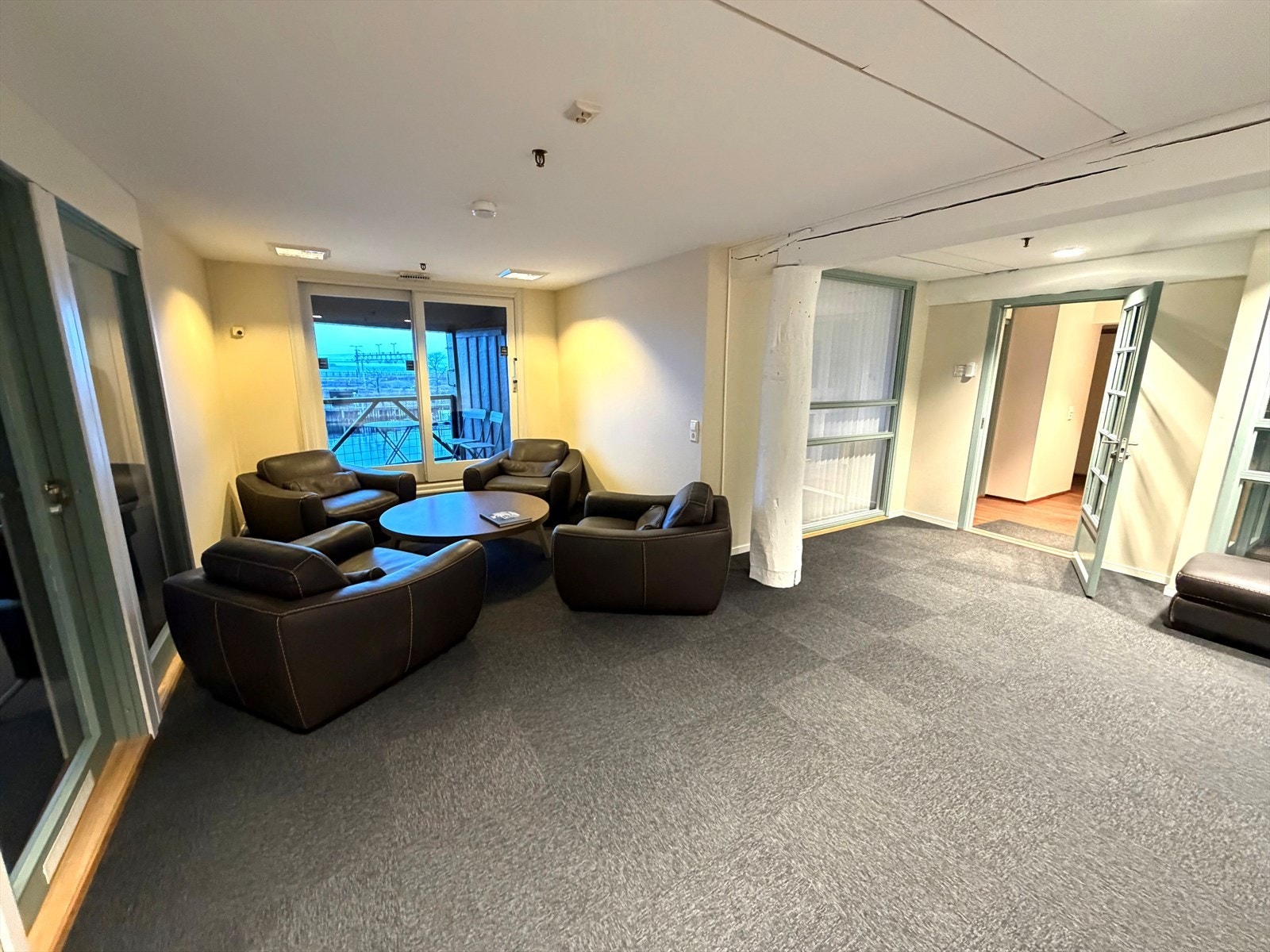 Sosial krok ved inngangsparti. Galleribilde