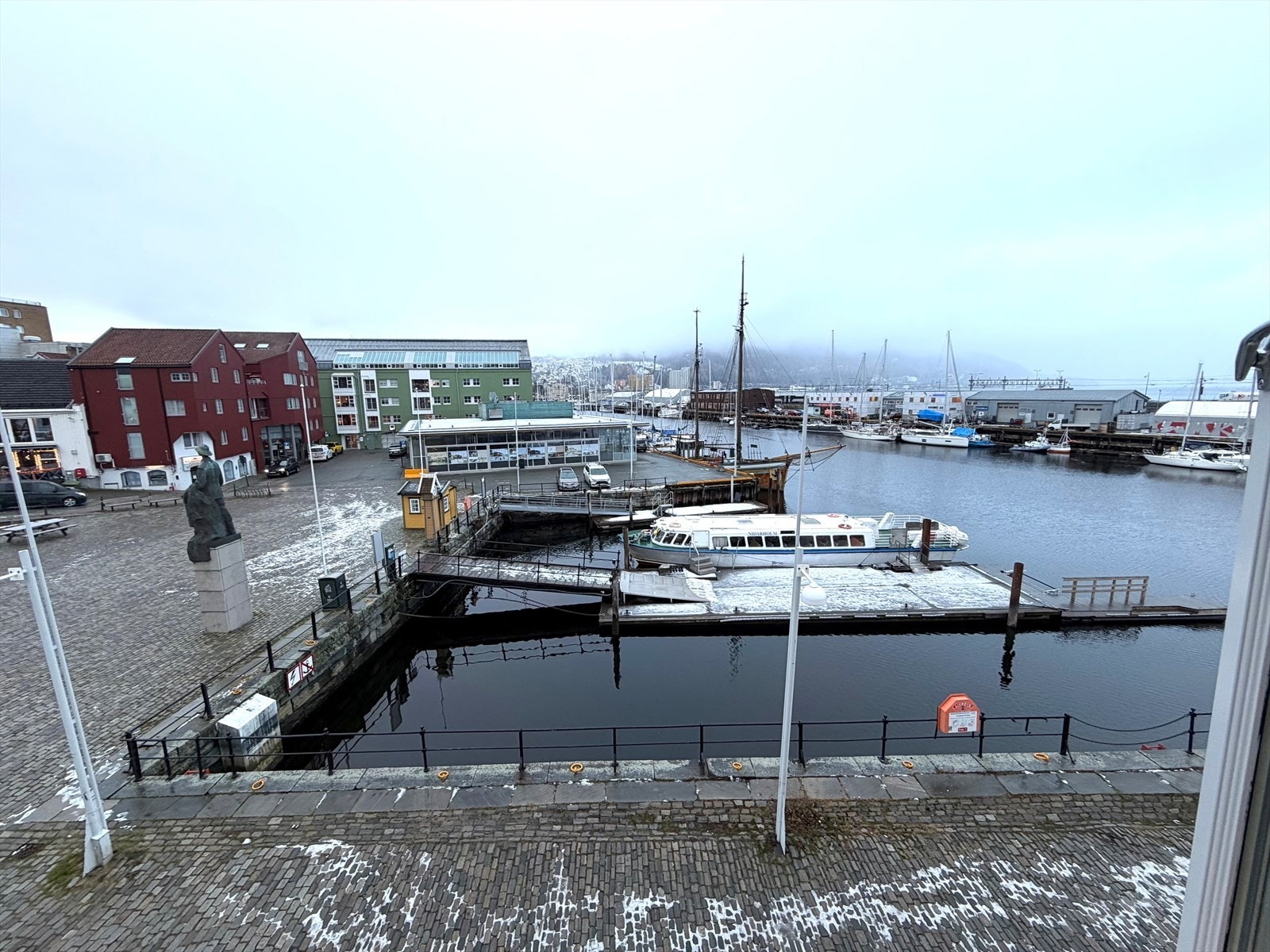 Utsikt over Ravnkloa og kanalen fra kontor. Galleribilde
