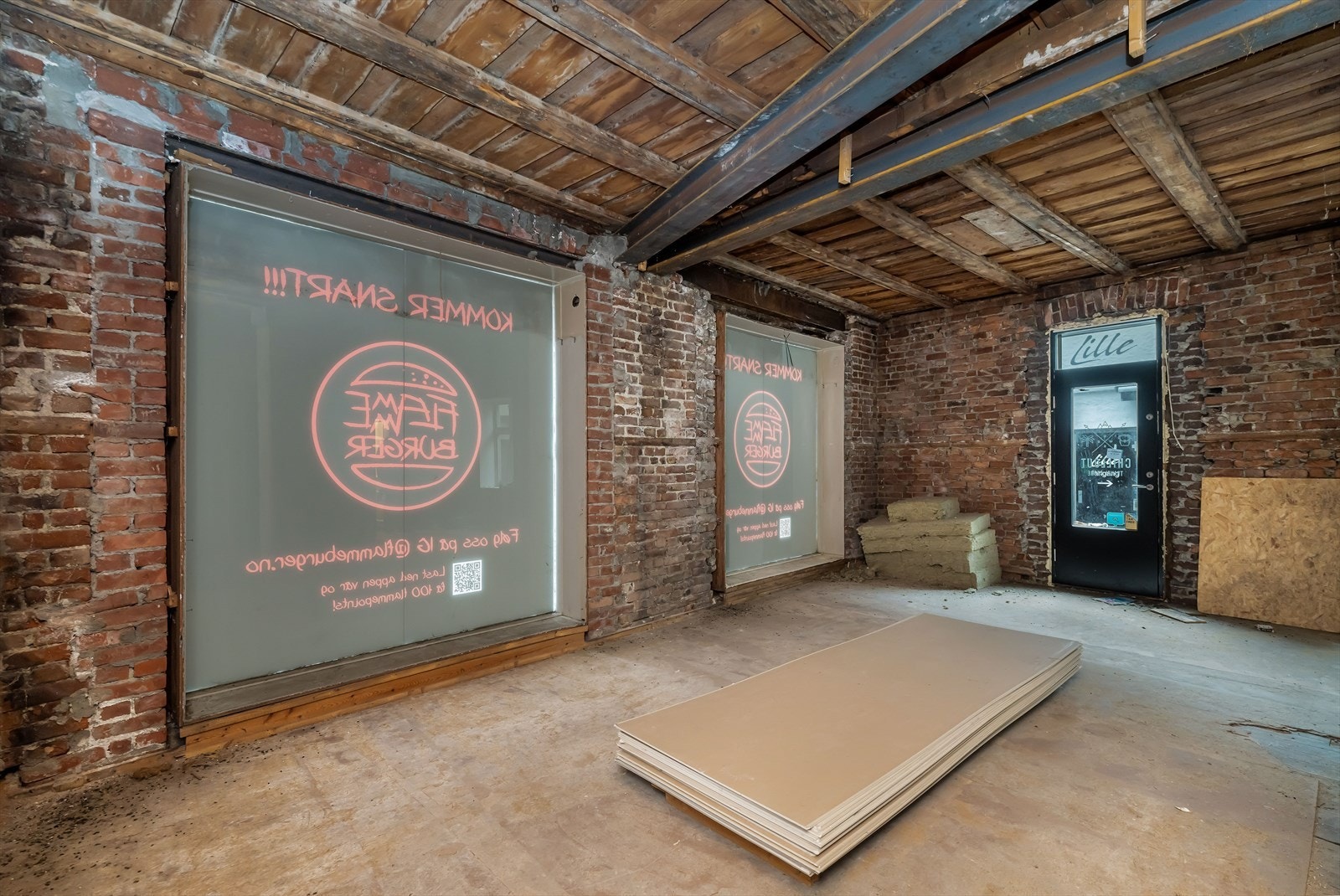 Serveringslokalet har 2 store vinduer ut mot Torggaten og inngang på hjørne mot Torggaten