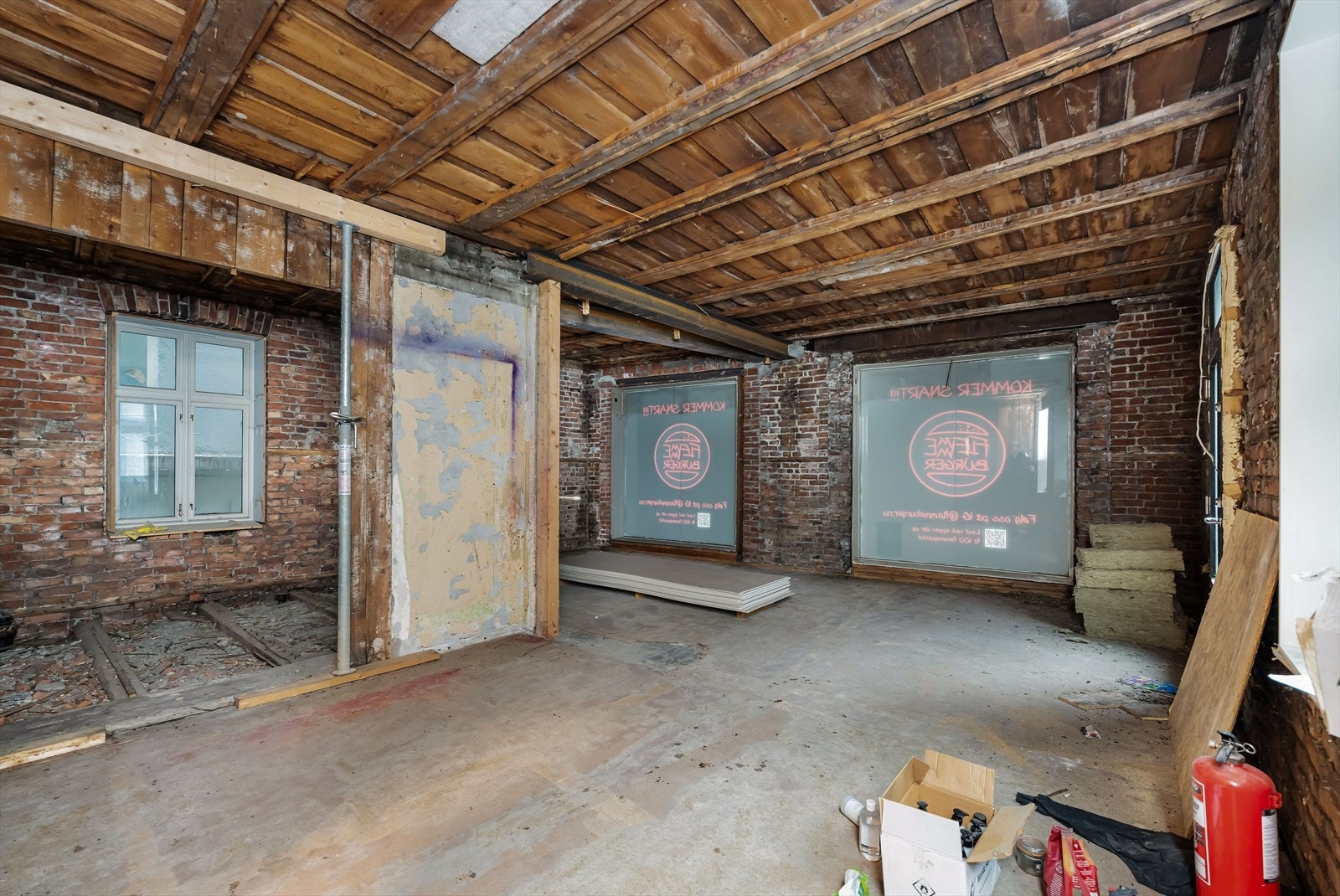 Serveringslokalet har 2 store vinduer ut mot Torggaten og inngang på hjørne mot Torggaten