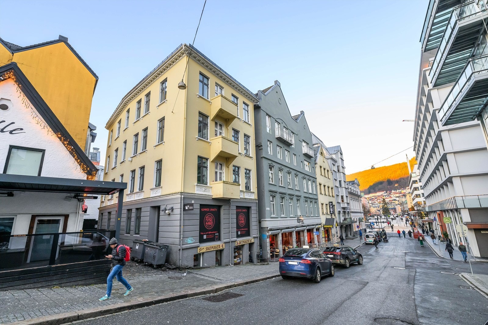 Serveringslokale et steinkast fra Den blå steinen og direkte eksponert på travle Torggaten