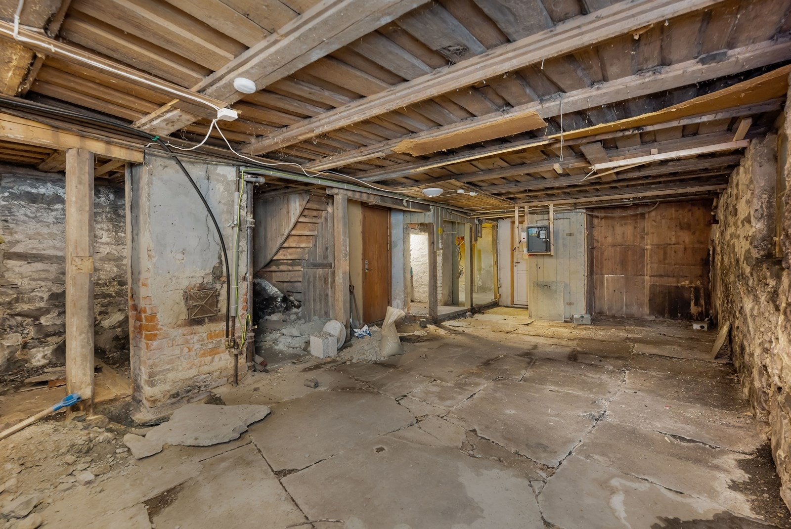 Lokalene i underetasje er klar for innredning til garderobe med mer