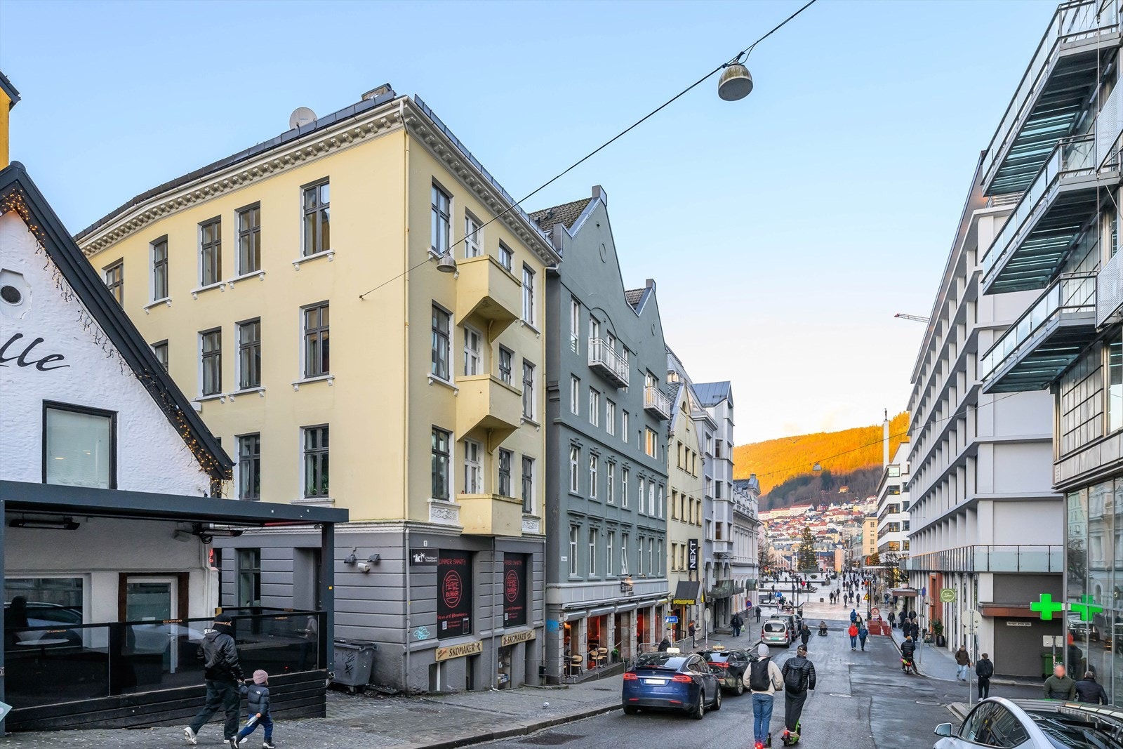 Serveringslokale et steinkast fra Den blå steinen og direkte eksponert på travle Torggaten