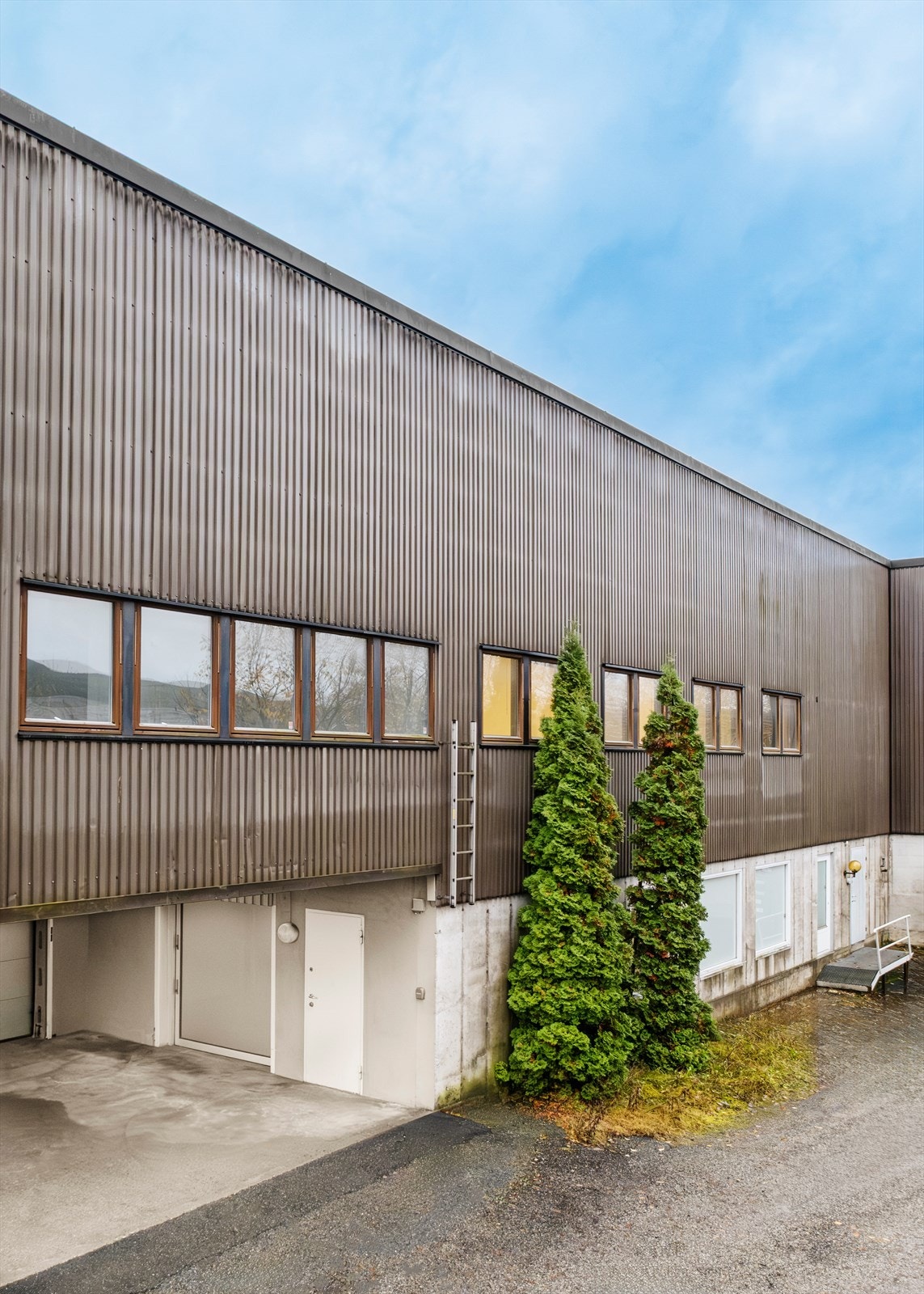 Fasade med inngang Galleribilde