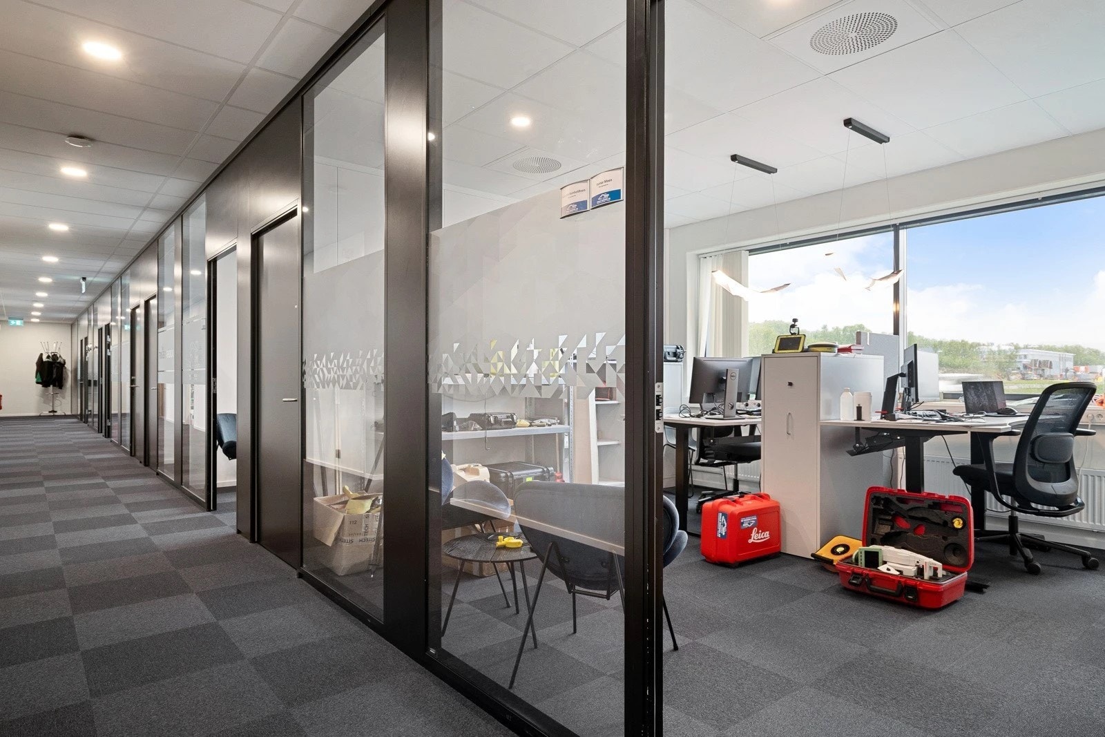 Moderne kontorlokaler som består av cellekontor, møterom mm Galleribilde