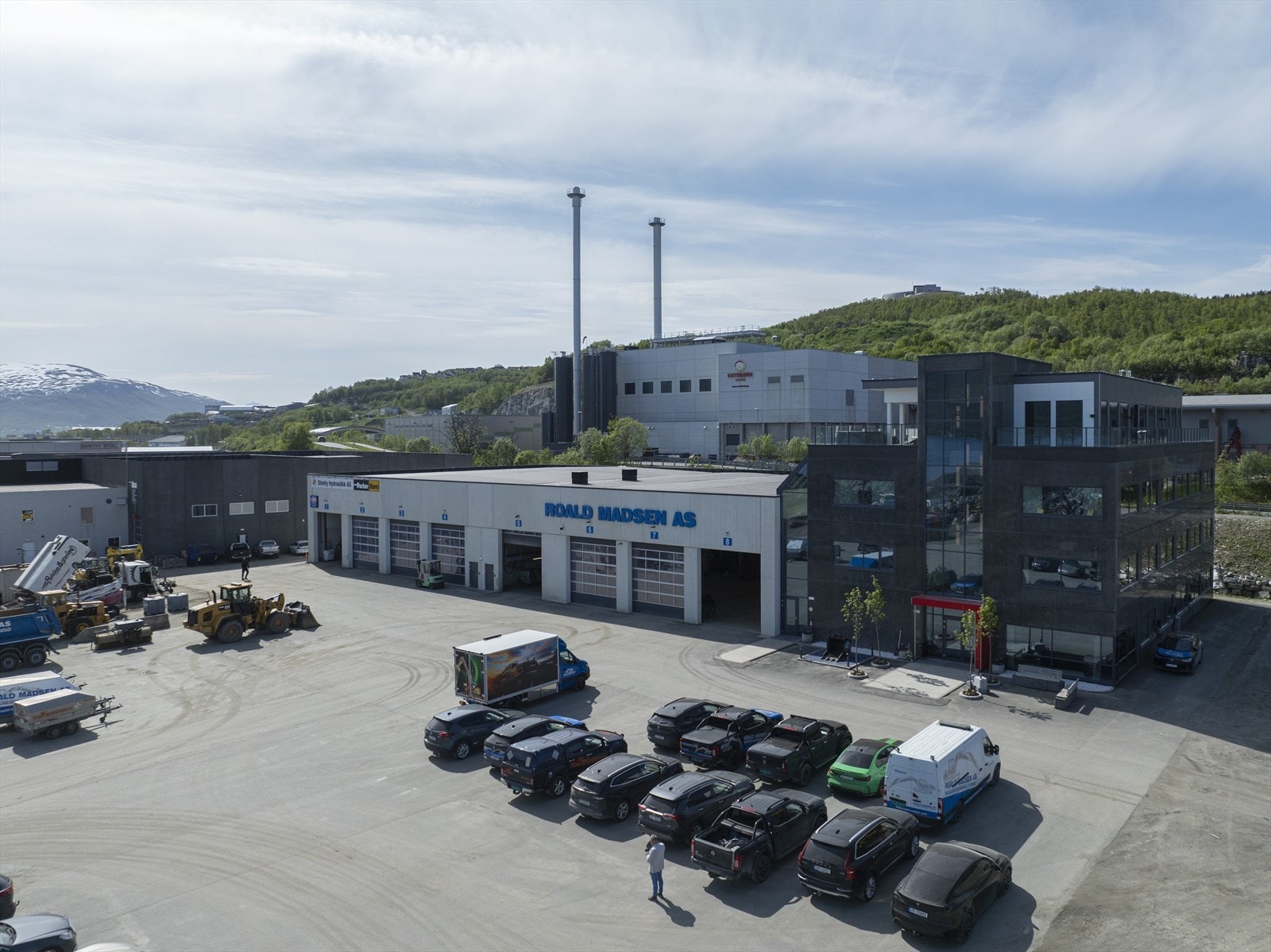 Rikelig med parkering/uteareal for ny leietaker Galleribilde