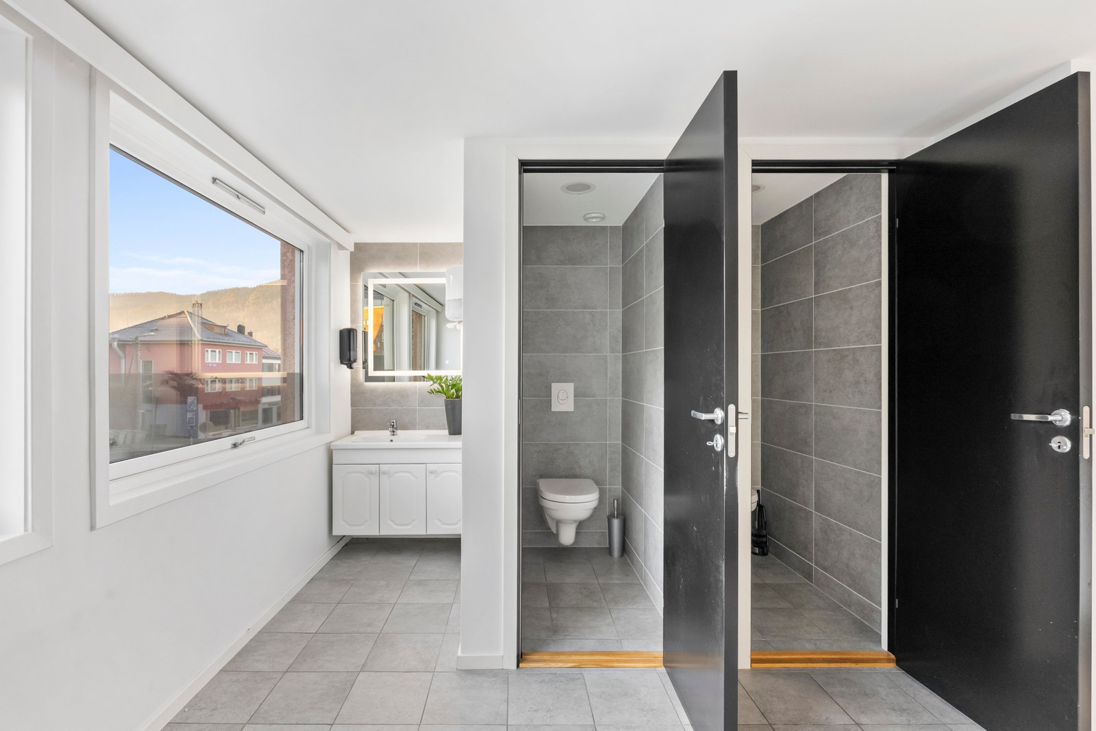 Fine og moderne toaletter. Galleribilde