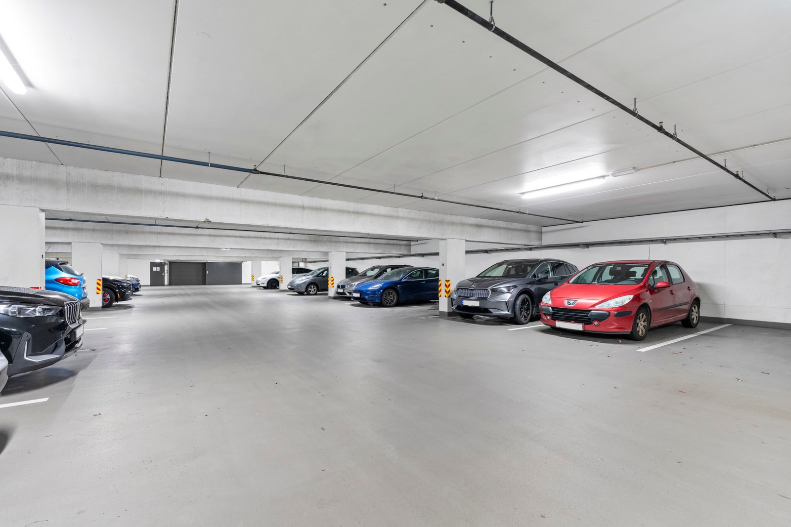 En romslig garasje med parkering for alle ansatte. Galleribilde