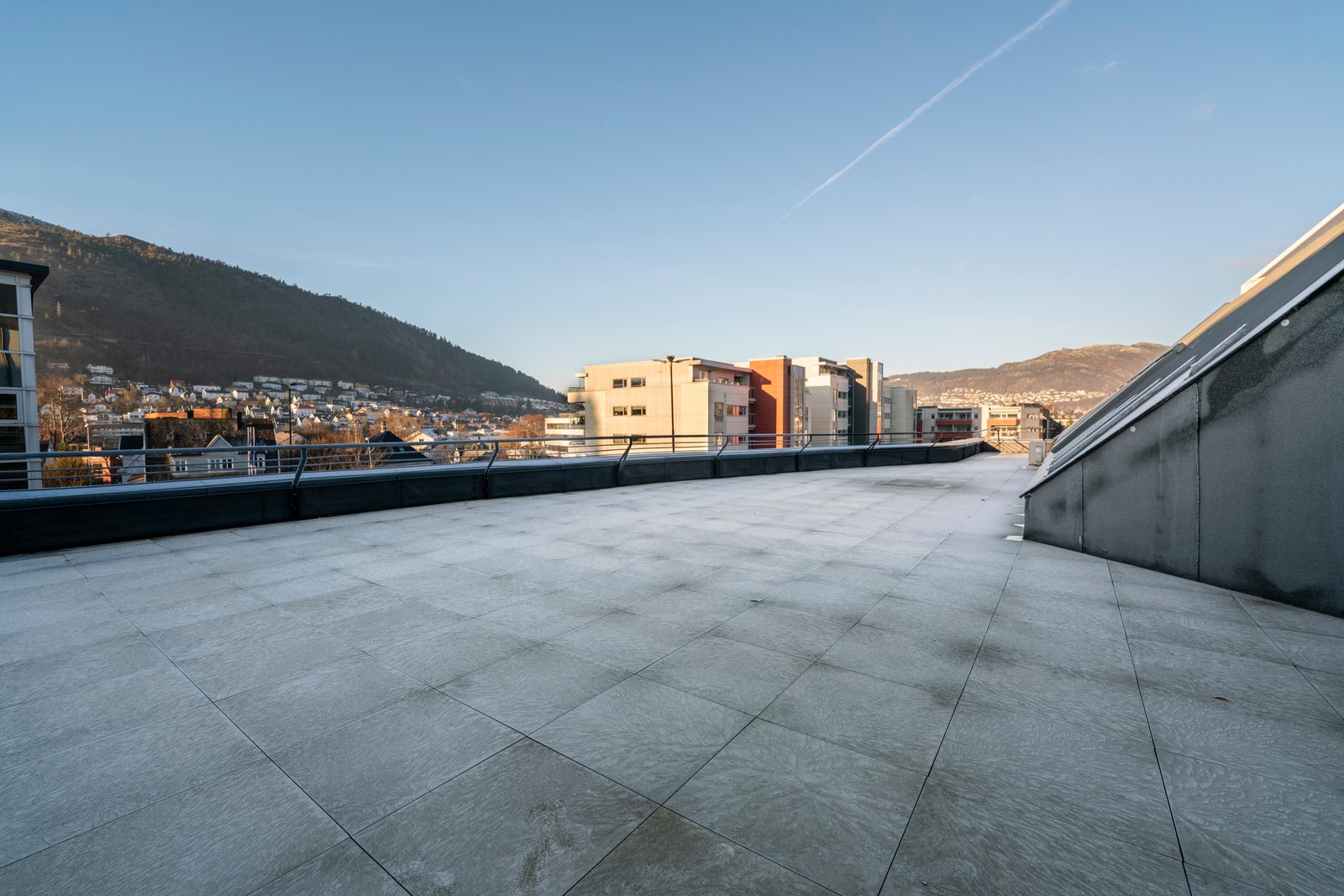 En stor takterrasse - perfekt for pauser og uformelle møter. Galleribilde