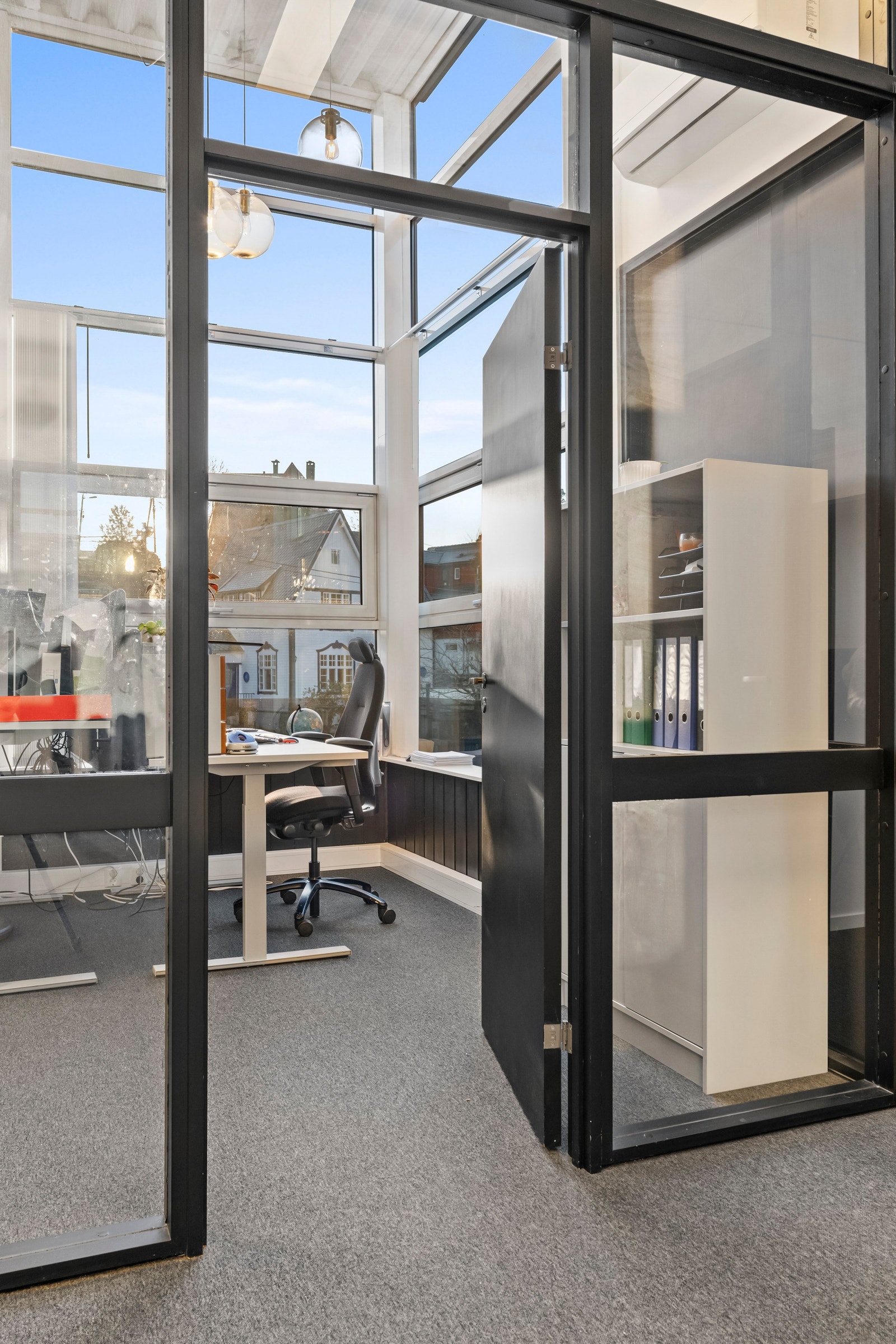 Store vinduer som er med å skape et lyst og trivelig arbeidsmiljø. Galleribilde