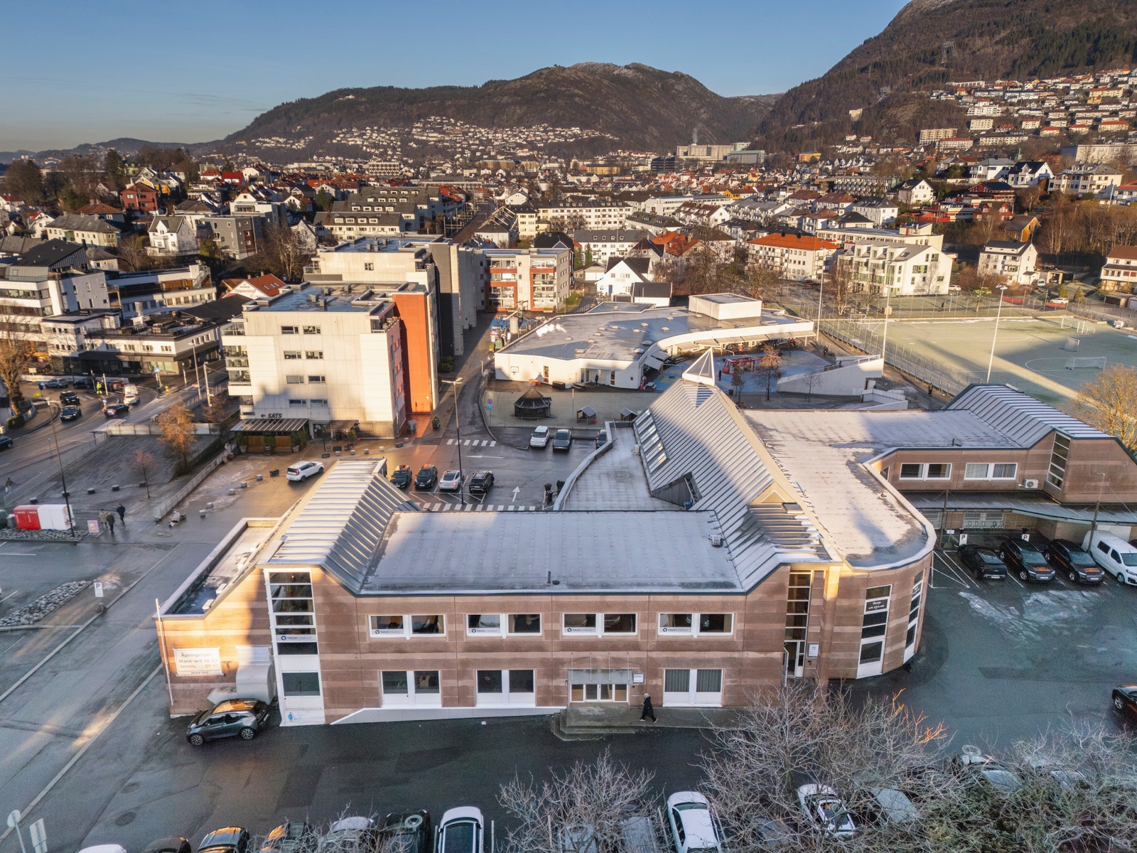 Enkel tilkomst og bare 2-3 min gange til nærmeste buss-/bybanestopp. Galleribilde