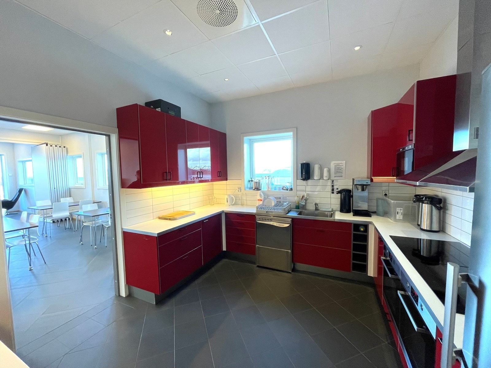 Ubetjent kantine med felles kjøkken og konferansearealer i 3. etg. Galleribilde