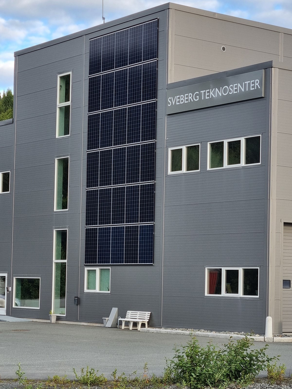 Fasade. Det er solceller på fasade og tak Galleribilde