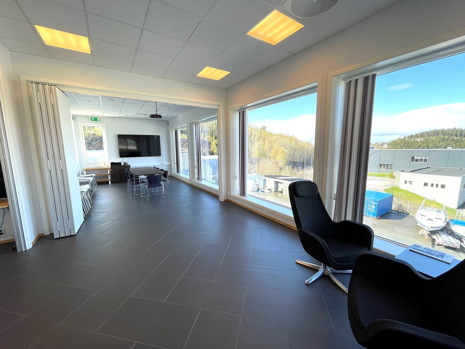 Her er det mulig å dele av et kontor på 51m² (64m² BTA) med panoramautsikt Galleribilde