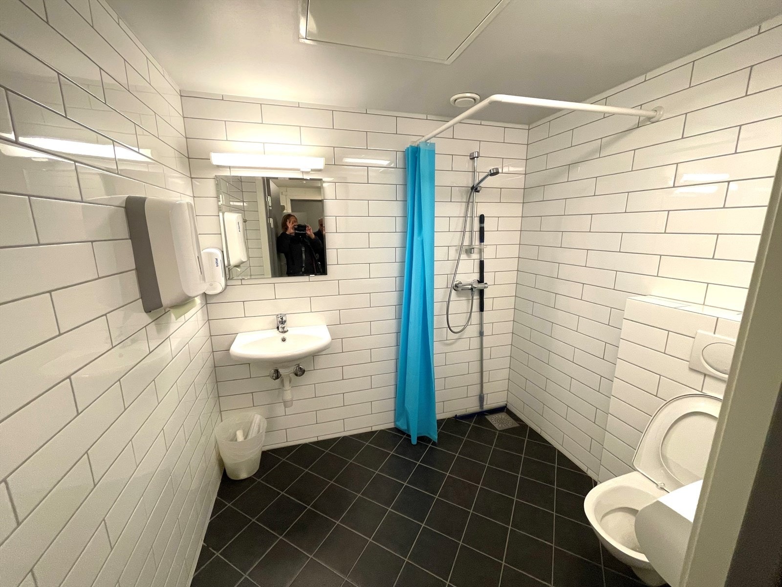 Det er det separate Dame og Herregarderober med dusj. Galleribilde