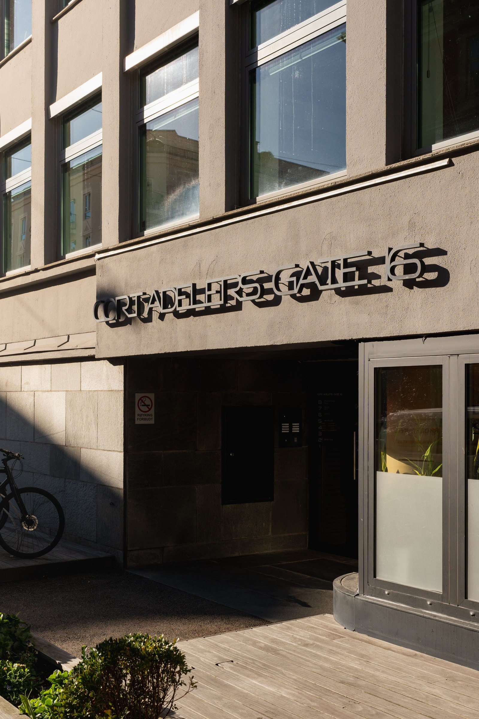 Cort Adelers gate 16 - Adkomst Galleribilde