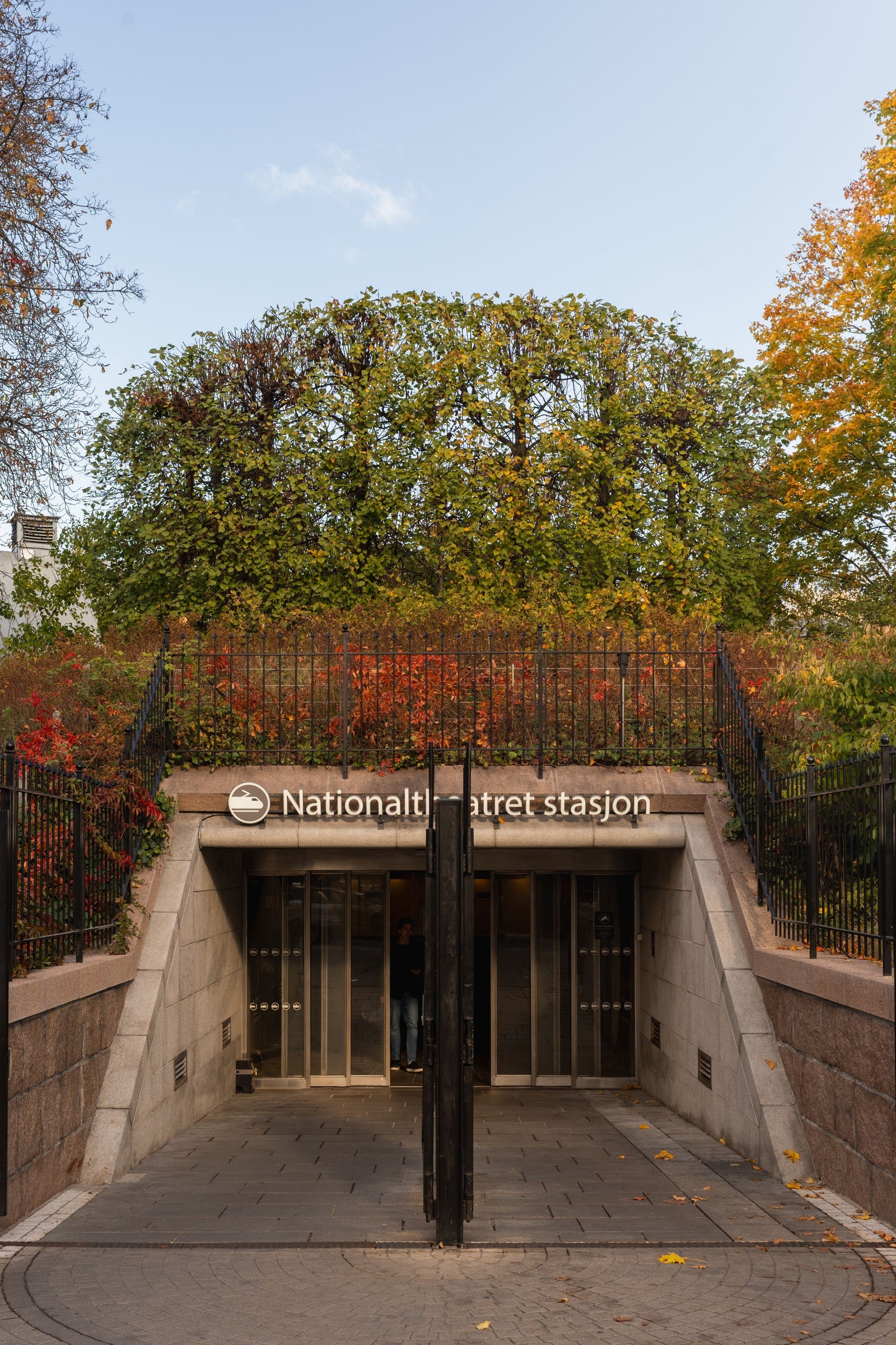 Nasjonalteateret t-bane stasjon Galleribilde