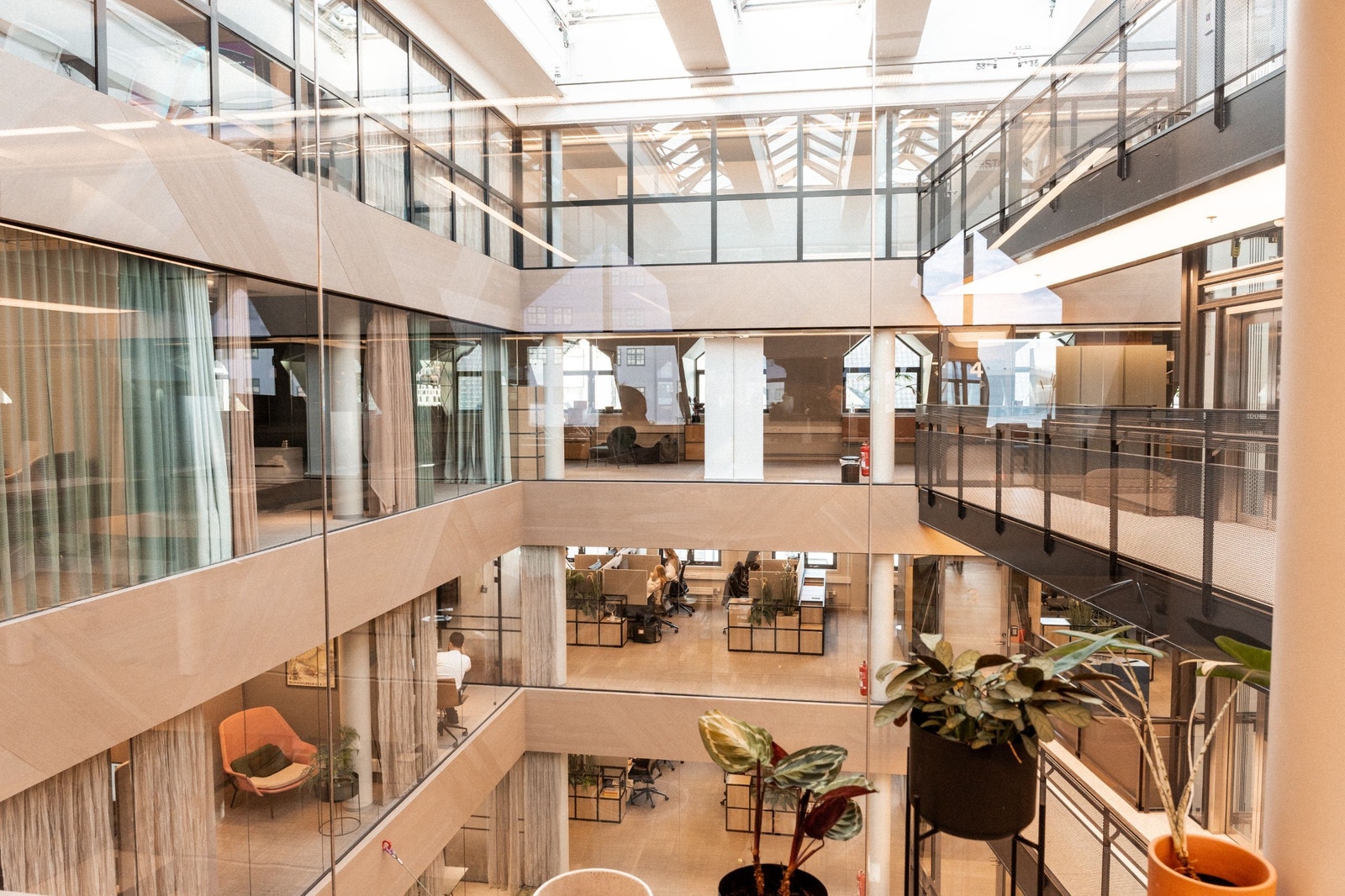 Atriet gjør lokalet lyst hvor det i tillegg har vinduer i alle himmelretninger Galleribilde