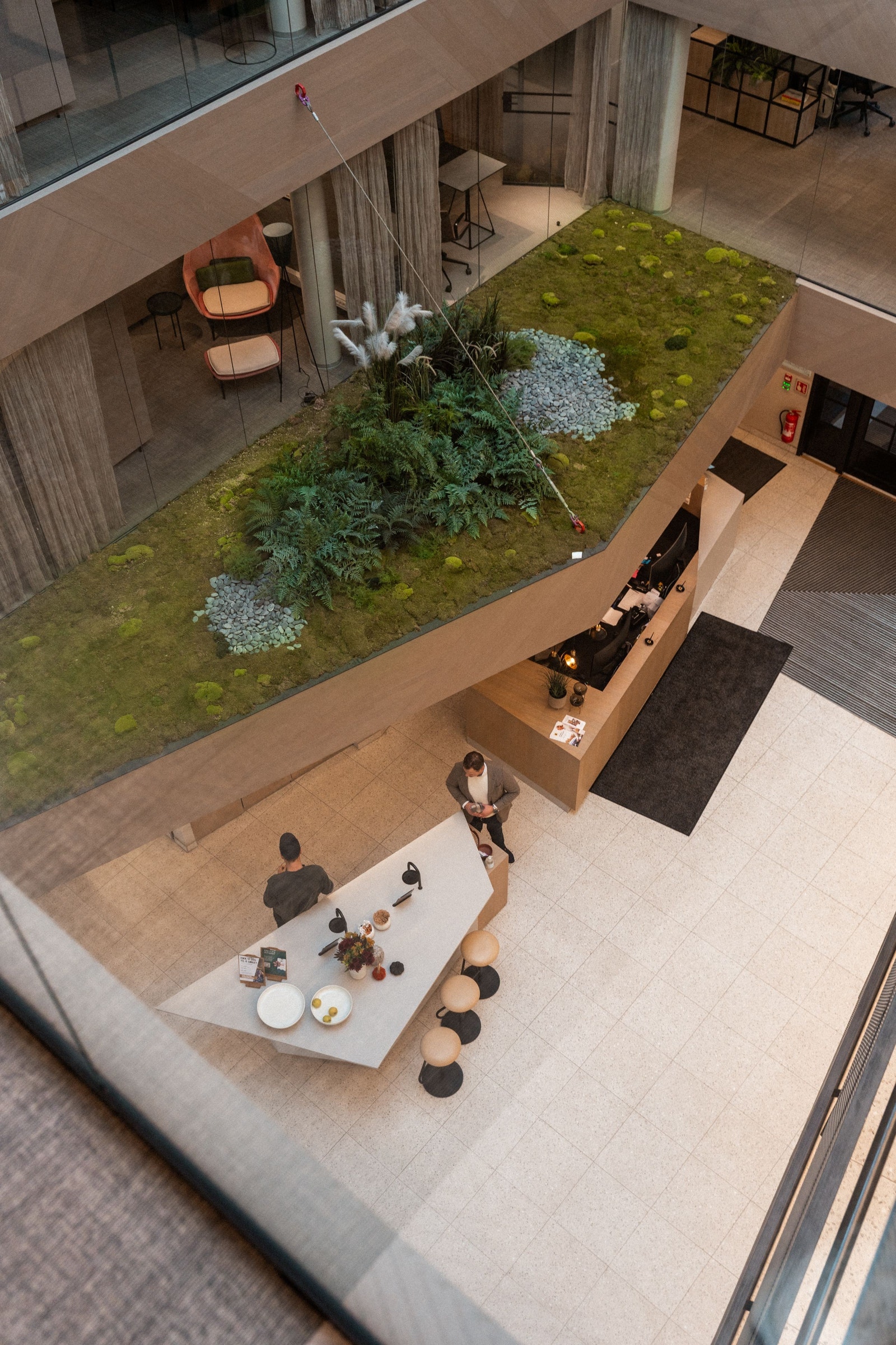 Ned mot 1. etasje hvor du har resepsjon, kaffebar, bedriftsrestaurant og lounge Galleribilde