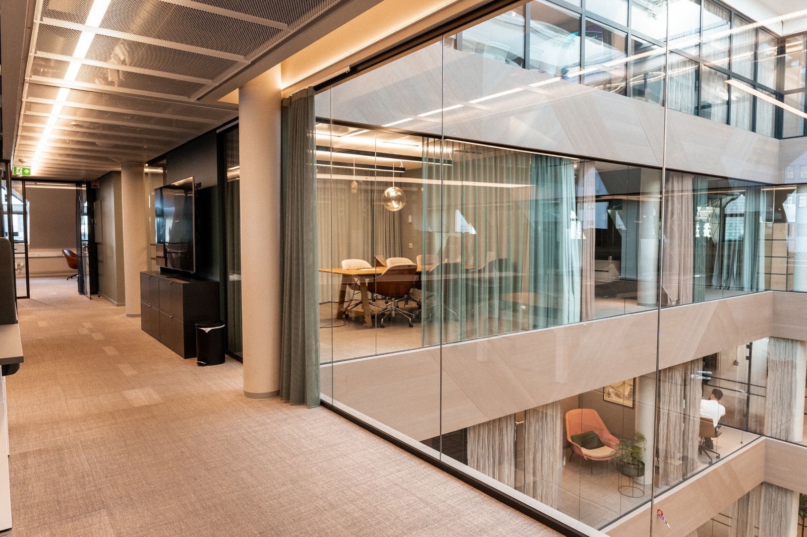 Lyse møterom mot atrium og arbeidsplasser mot fasade Galleribilde