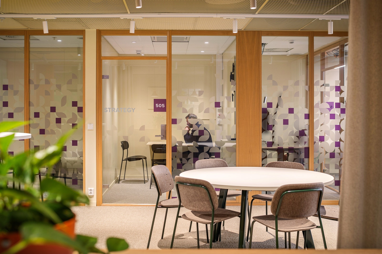 God møteromsdekning for telefon- eller teamsamtaler Galleribilde