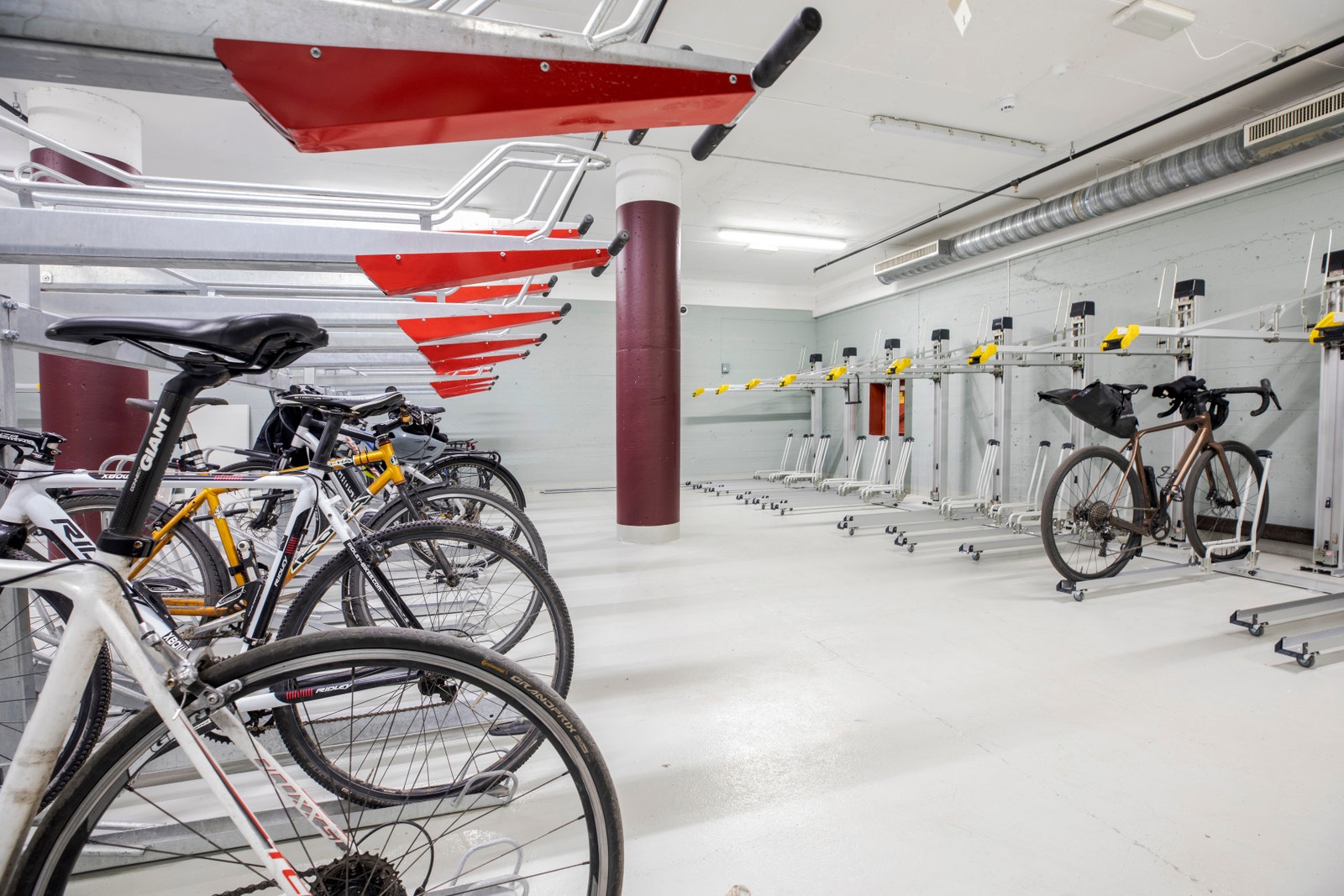 Sykkelparkering med god dekning Galleribilde