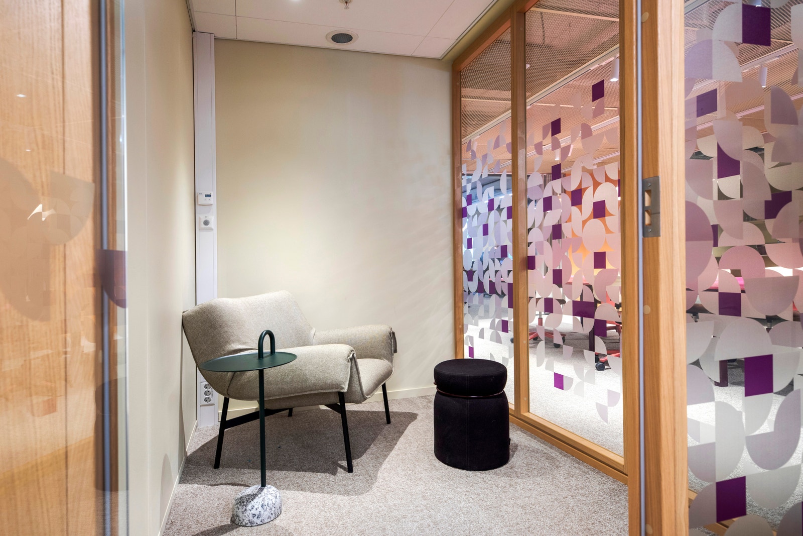 Oppgradert cellekontor som egner seg for telefon og teamssamtaler Galleribilde