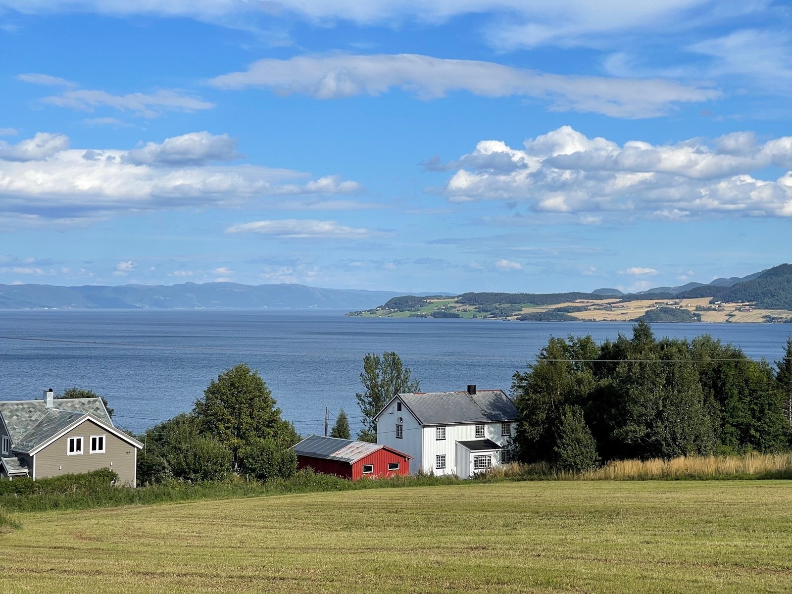 Solrike tomter gir høy bokvalitet! Gode solforhold på hele området - perfekt for moderne boliger med hage og uteplass. Galleribilde