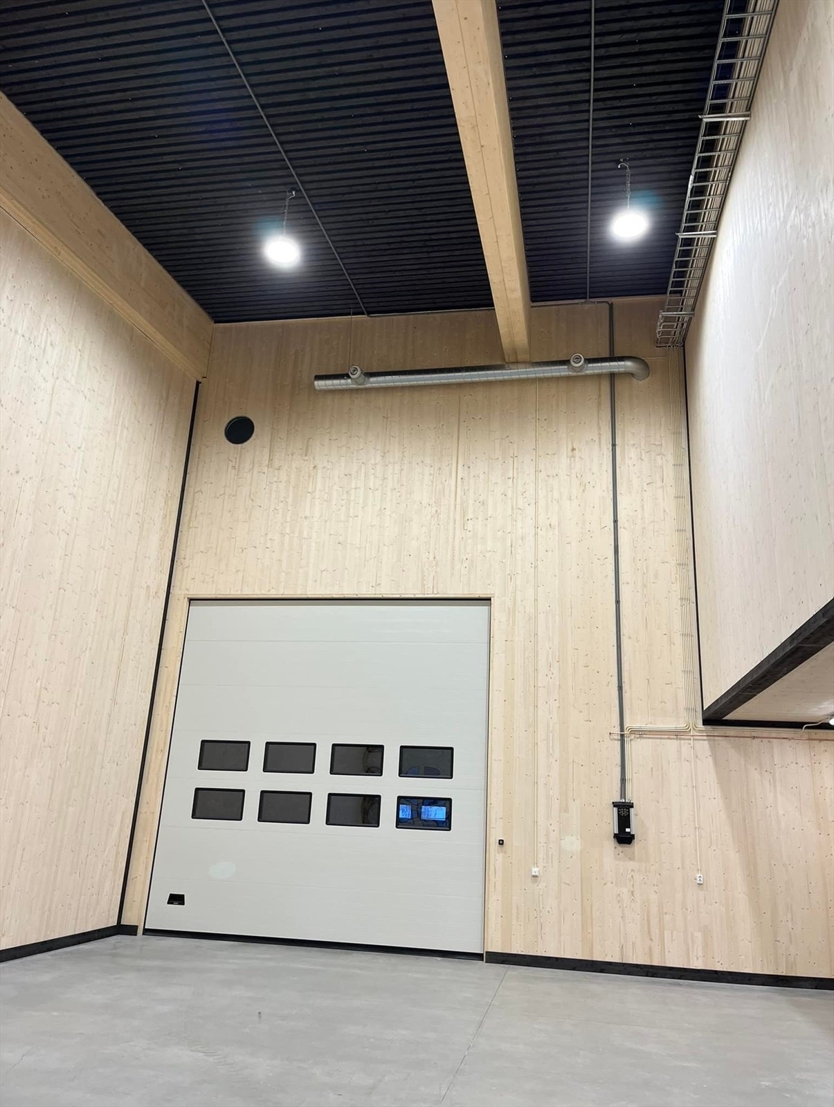 Intern kjøreport i lageret. Lageret kan deles i separate areal; begge med kjøreport Galleribilde