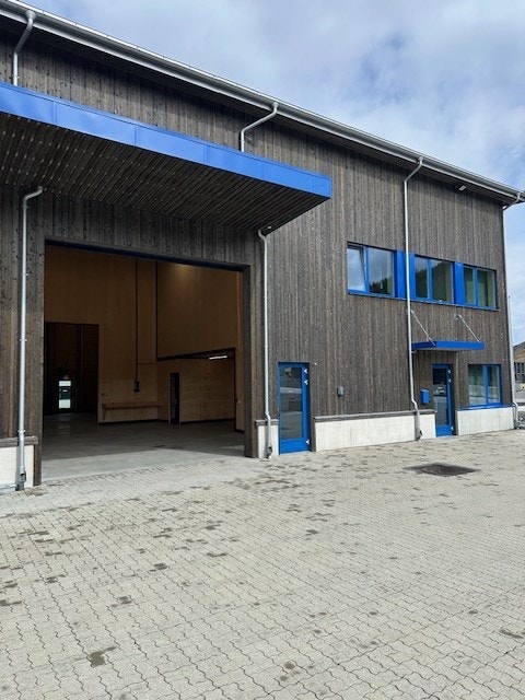 Det er 2 kjøreporter med gjennomkjøring. Lageret kan deles Galleribilde