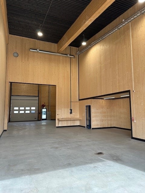 Massivtre er brukt både på kontor og lager Galleribilde