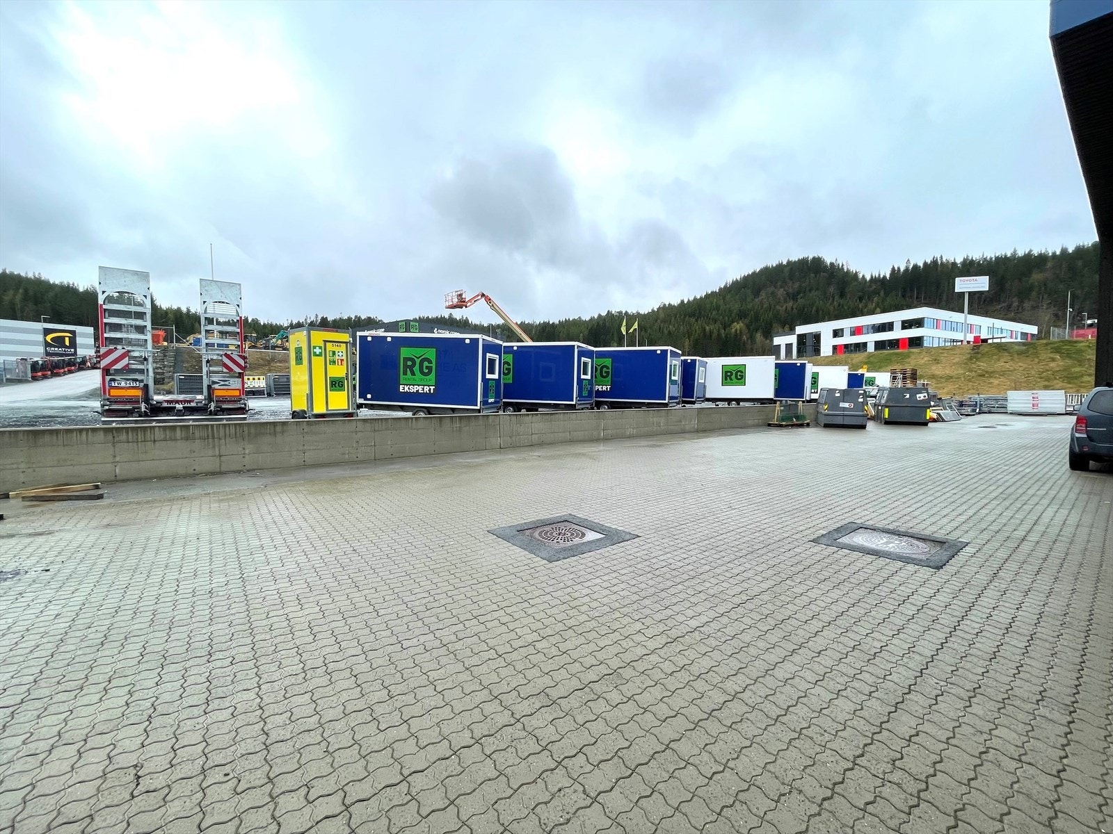 Uteareal med belegningsstein bakside. Galleribilde