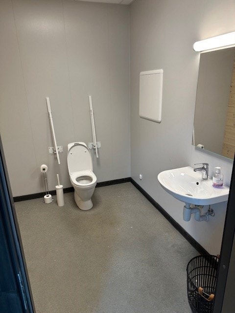 Sanitære rom, spiserom og kontor med vannbåren gulvvarme Galleribilde