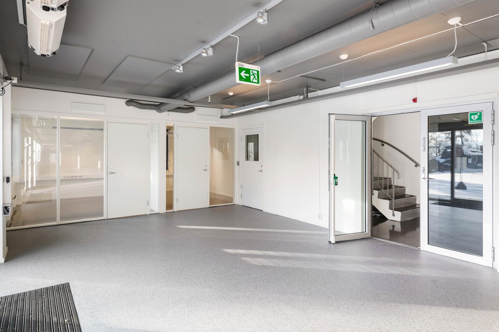 Lyst og fint inngangsparti med skyvedører Galleribilde