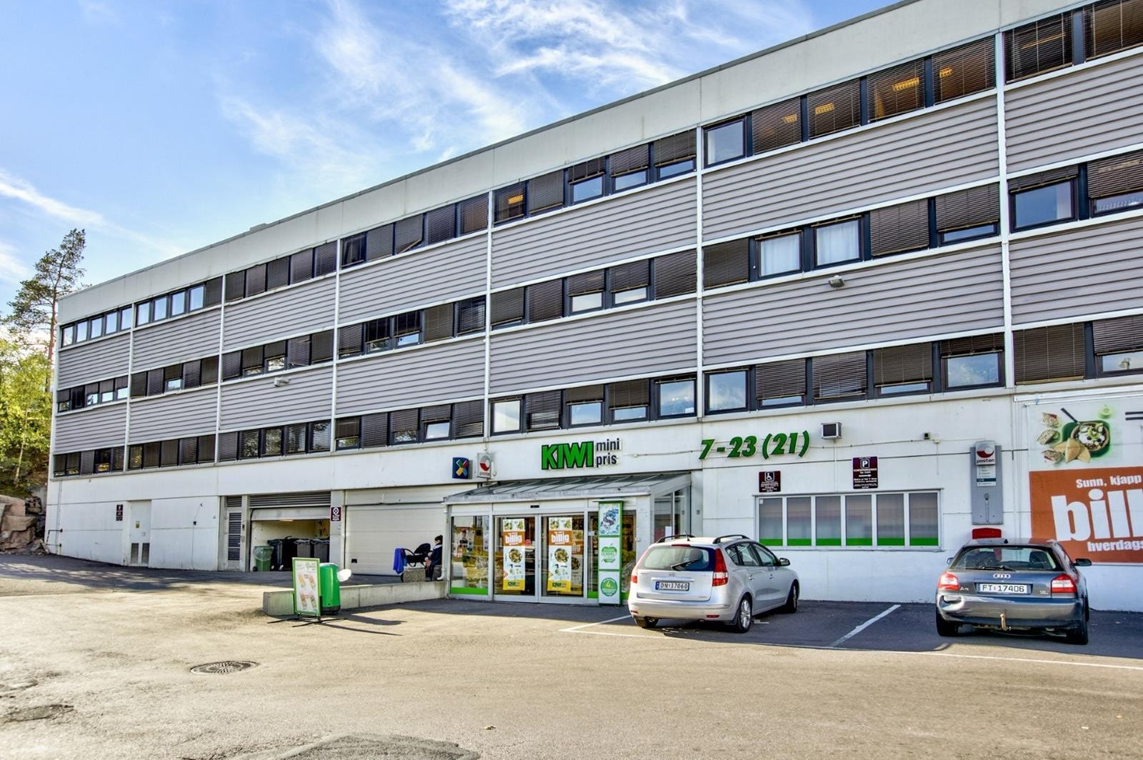 Kiwi ligger 50m fra eiendommen. Rema 1000 på andre siden av gaten. Galleribilde