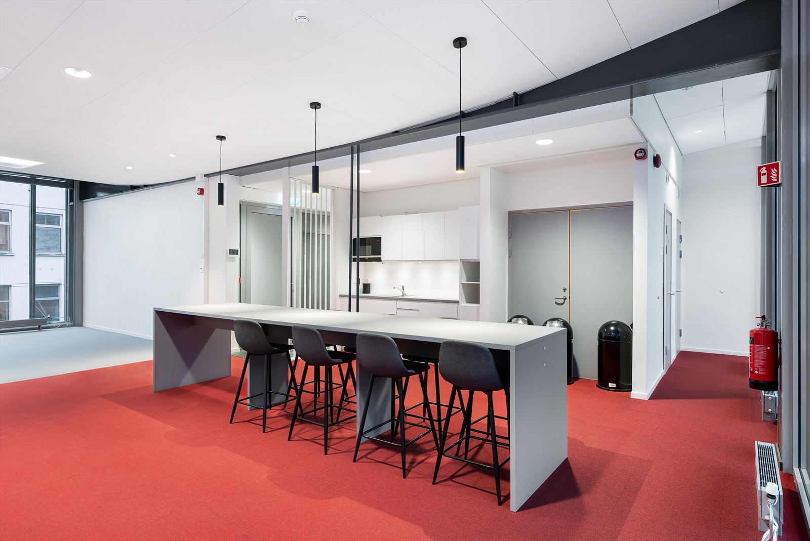 Sosial sone med kjøkken ved inngangsparti til lokalene