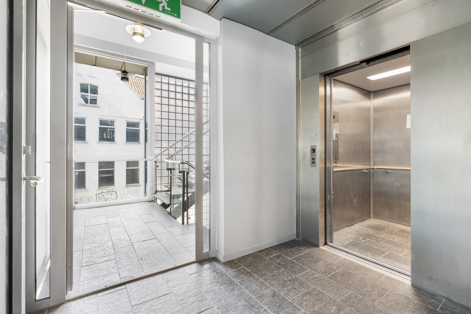 Lokalene er universelt utformet og tilgjenglige med personheis