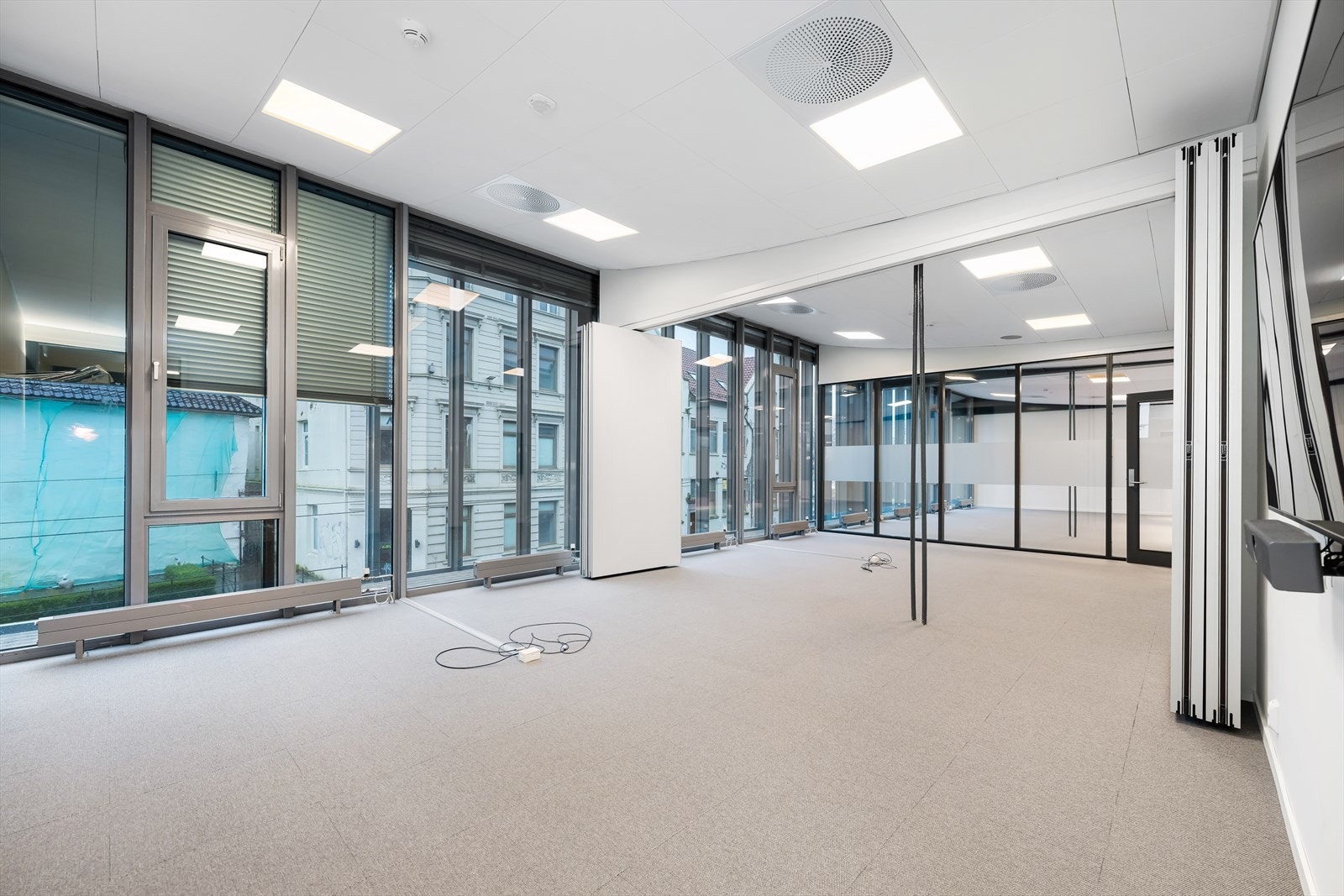 Stort møterom som kan deles i to med foldevegg. Godt dagslys inn i møterommet.