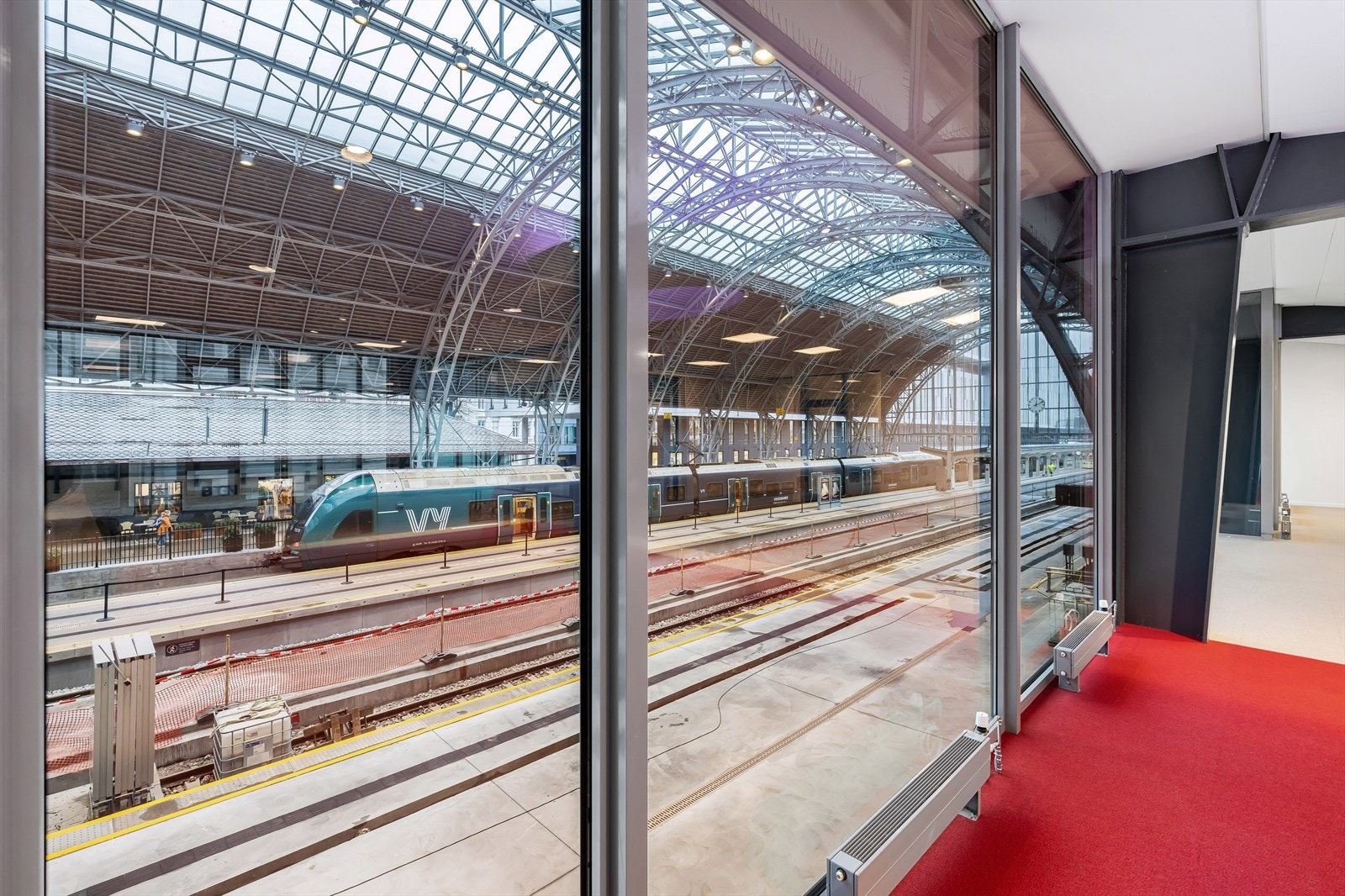 Store vinduer inn mot perrongen