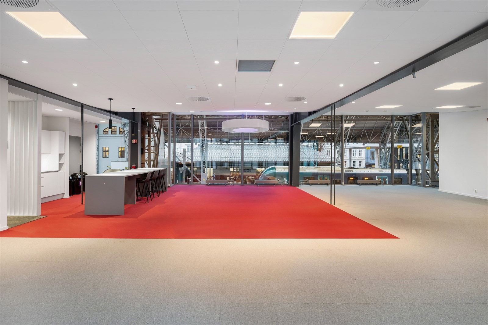 Luftige lokaler med god takhøyde og store vinduer