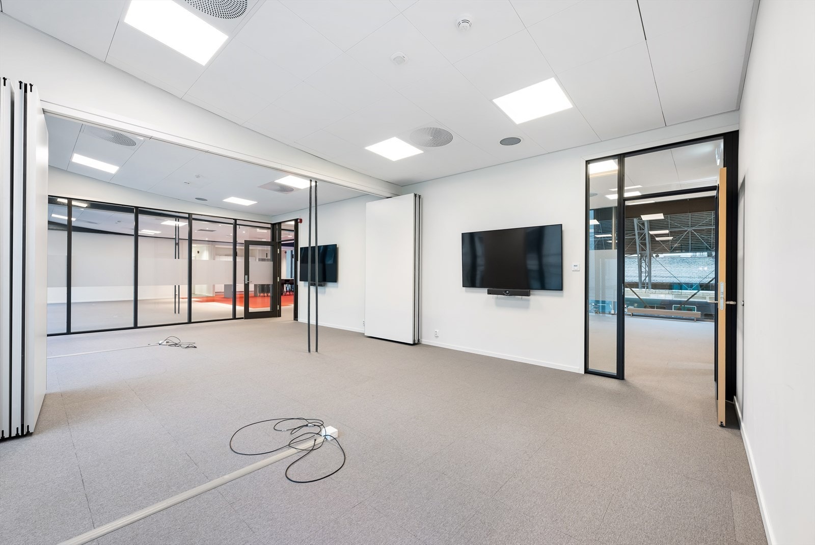 Romslig møterom som kan deles i to med foldevegg.