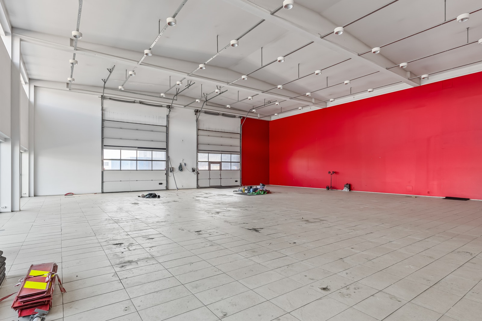 Hall i Magnus Lagabøters veg 4 med tilhørende verksted og kontor. Galleribilde