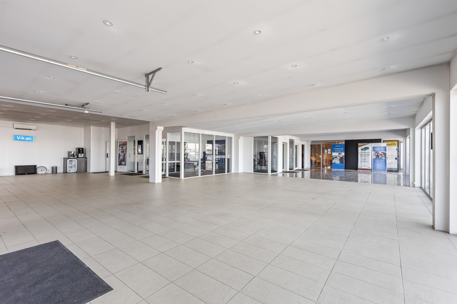 Hall i Magnus Lagabøters veg 4 med tilhørende verksted og kontor. Galleribilde