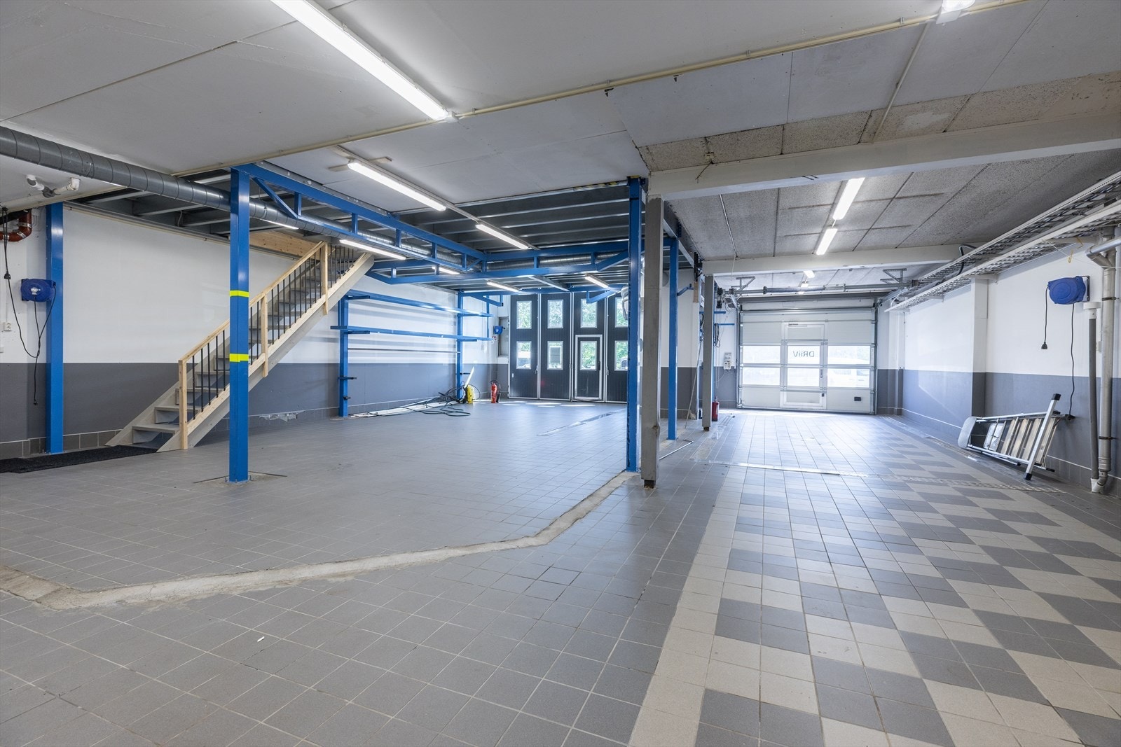 Verksted m/trapp til mesanin Galleribilde