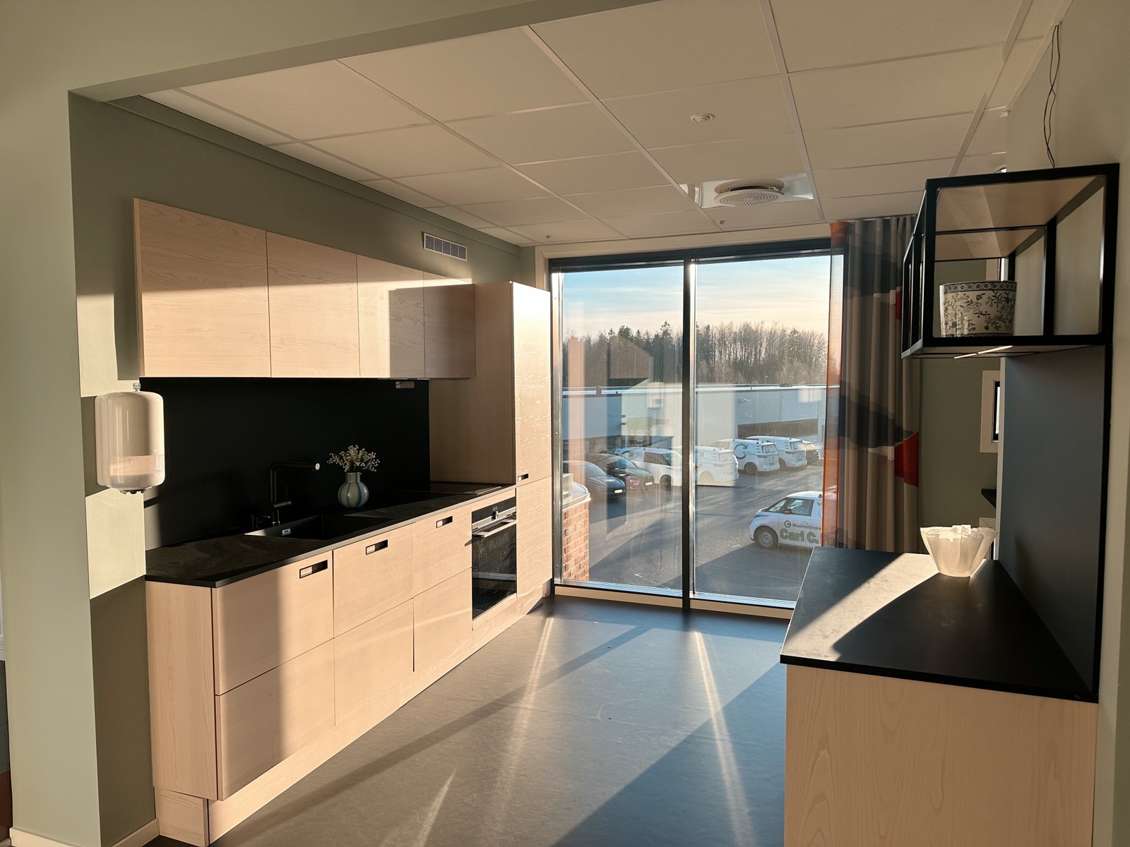 Moderne og nytt kjøkken Galleribilde