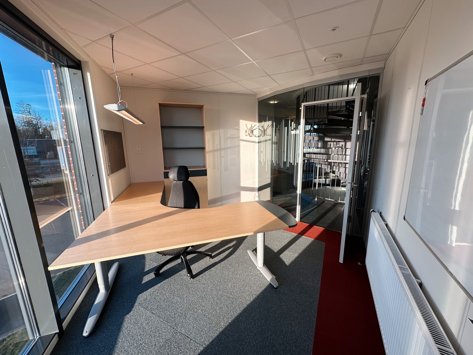 På bakkeplan er det et kontorareal på ca. 108 kvm – med resepsjon, kontorceller, møterom og kjøkken. Galleribilde