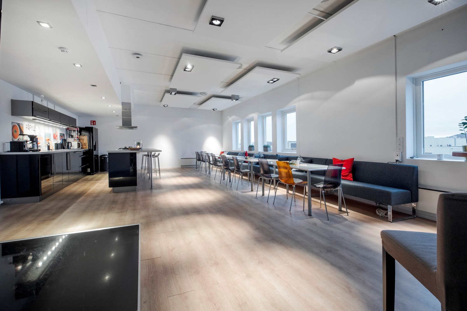 Fint kjøkken med god spiseplass Galleribilde