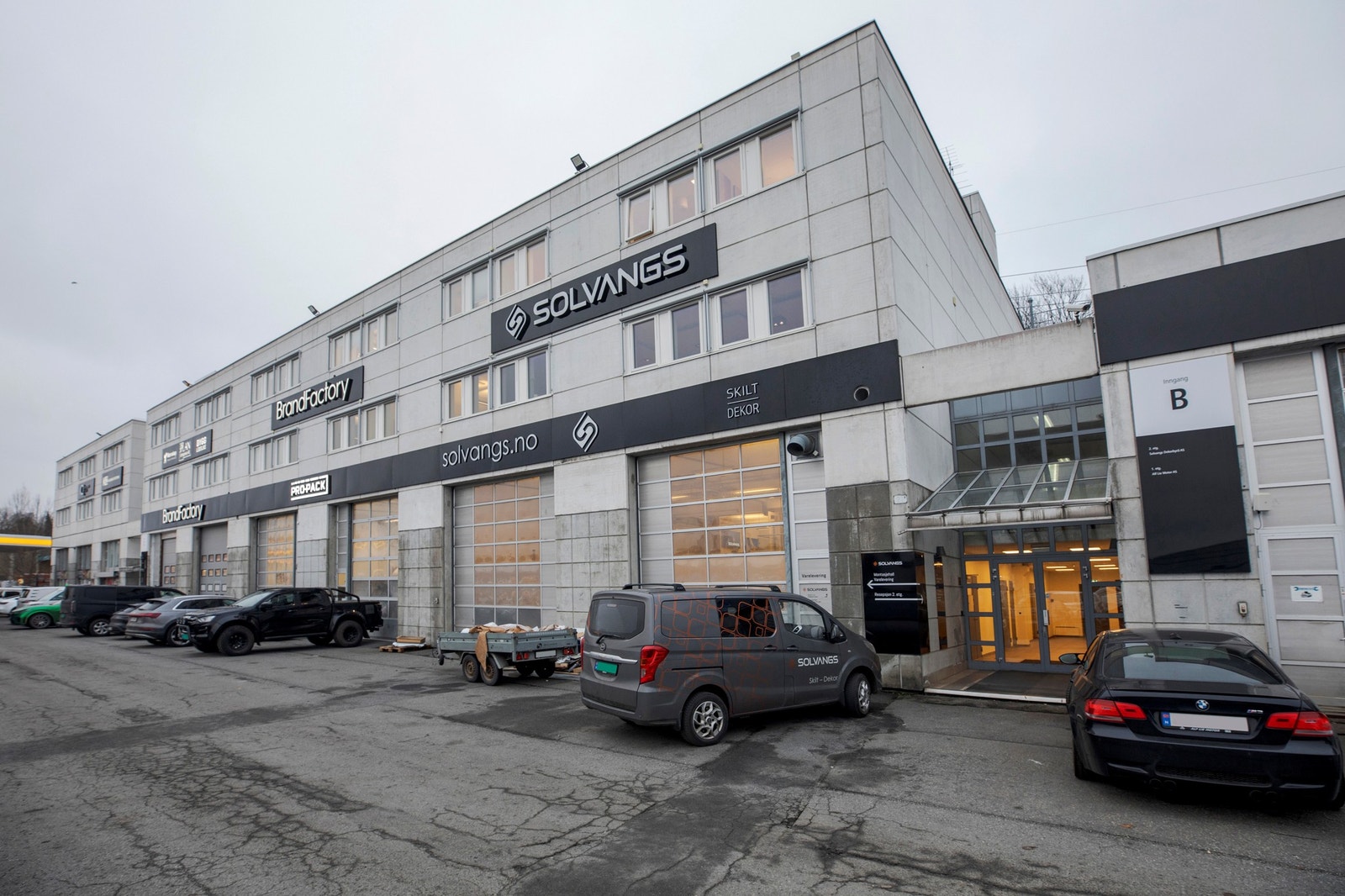 Kombinasjonslokaler med meget god standard. Kjøreporter og 5,6 meters takhøyde Galleribilde