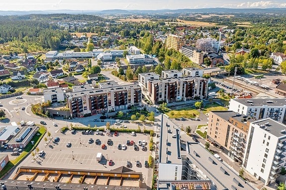 Oversikts bilde Saga senter - parkering - via a vis Jernbane og Buss stasjon og Jessheim storsenter Galleribilde